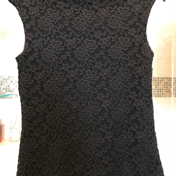 Lacy sleeveless tank - Picture 2 of 4